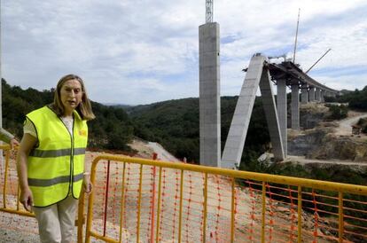 La ministra de Fomento, Ana Pastor durante la visita a las obras de construcci&oacute;n del AVE a su paso por la provincia de Ourense