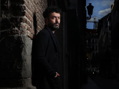 El director de cine Rodrigo Sorogoyen, en una calle del centro de Madrid el 26 de abril.