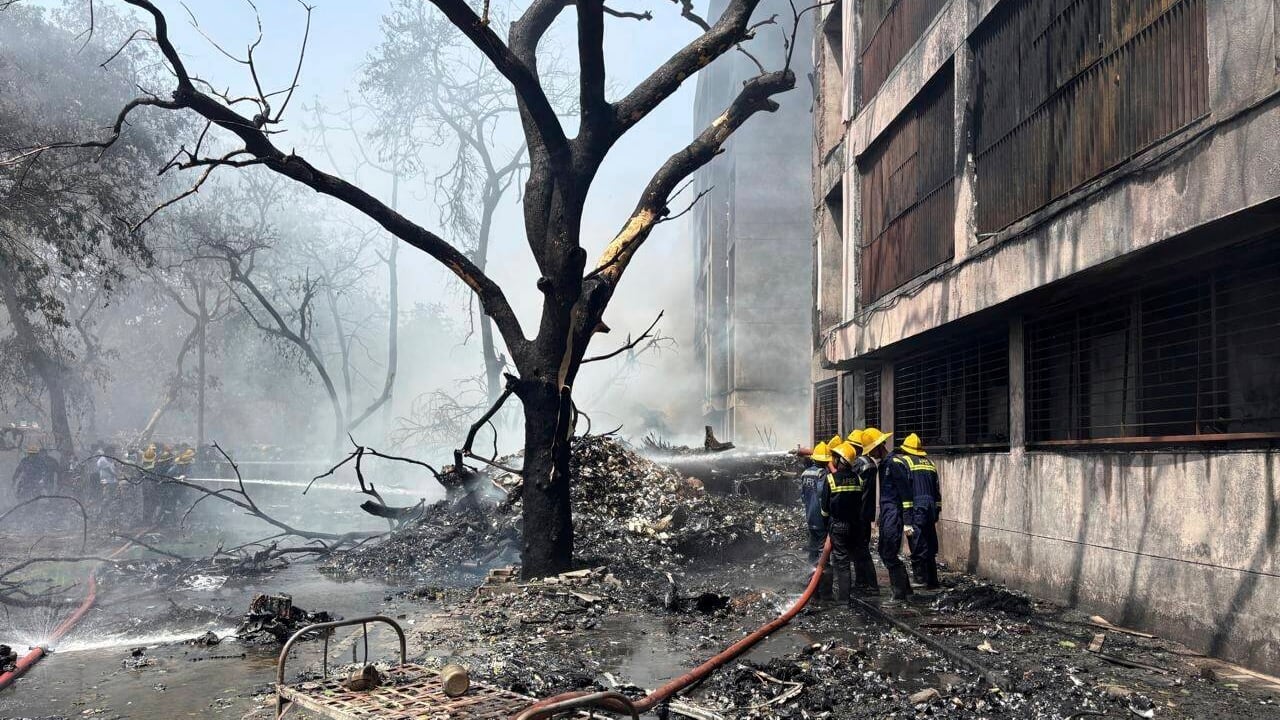 Un avión con 244 personas a bordo con destino a Londres se estrella tras despegar en Ahmedabad, en el oeste de la India