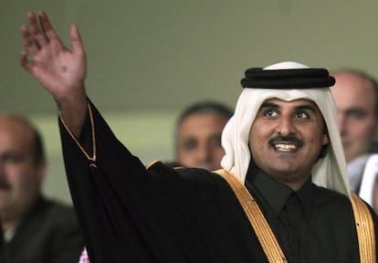 El jeque Tamim de Qatar saluda durante los Juegos Panárabes de 2011.
