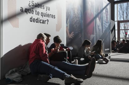 Un grupo de estudiantes hablan en un descanso de 'EL PAÍS con tu futuro'.
