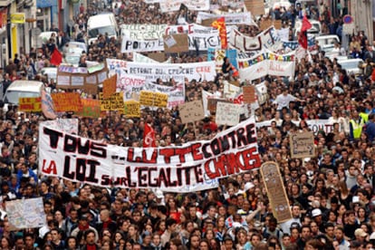 Estudiantes y trabajadores durante la protesta contra el contrato basura para jóvenes realizada en Marsella.