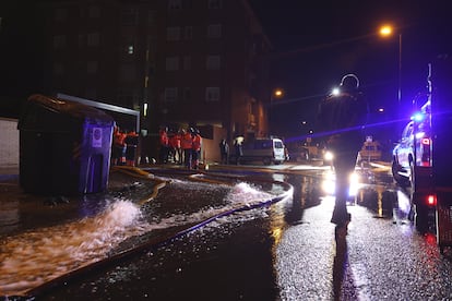 Miembros de emergencias achican agua en viviendas y garajes en la calle Maldonado en Ávila. 