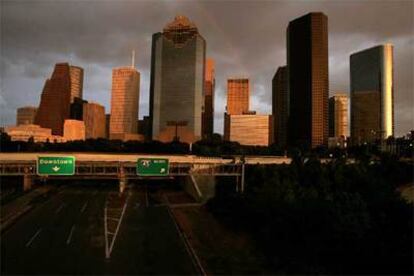 La interestatal 45 se vacía mientras las nubes del huracán cubren Houston, en Tejas.