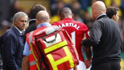 Mourinho observa a Martial, en el momento en que se retira del campo.