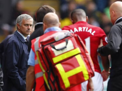 Mourinho observa a Martial, en el momento en que se retira del campo.