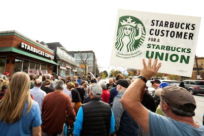 Un grupo de empleados de Starbucks en la ciudad de Buffalo, sorprendió a fines de 2021 al crear el Starbucks Workers Union (SWU), el primer sindicato en un local administrado directamente por la cadena en el país. Más de 260 establecimientos se han unido a SWU desde entonces. En la imagen, integrantes del SWU durante una manifestación en Buffalo, el 12 de octubre de 2022. 