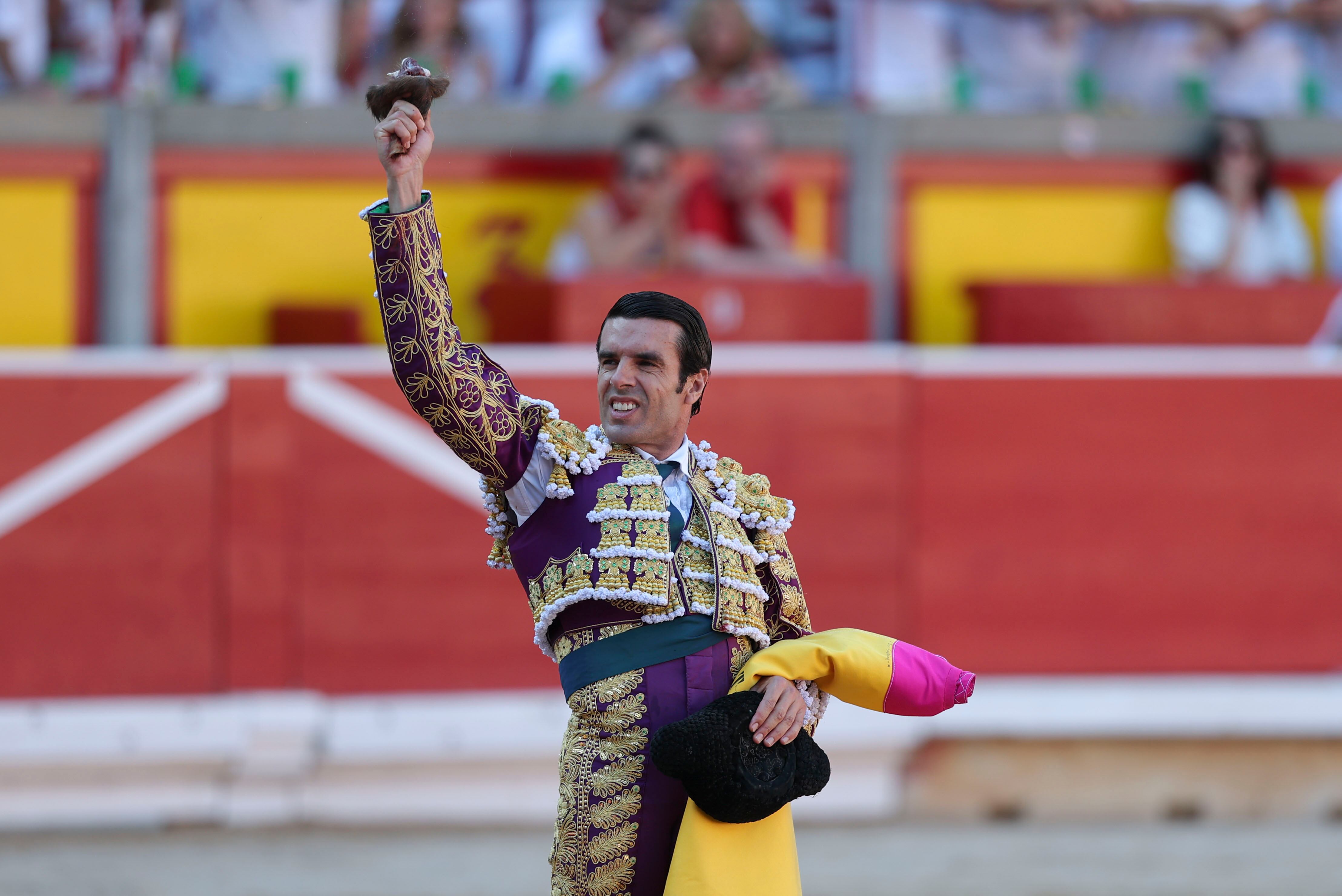 Emilio de Justo muestra la oreja que cortó al segundo toro de la tarde.