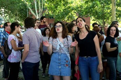 Concentración a las puertas de la Caja Mágica en protesta por la muerte del bailarín Pedro Aunión en el Mad Cool Festival.