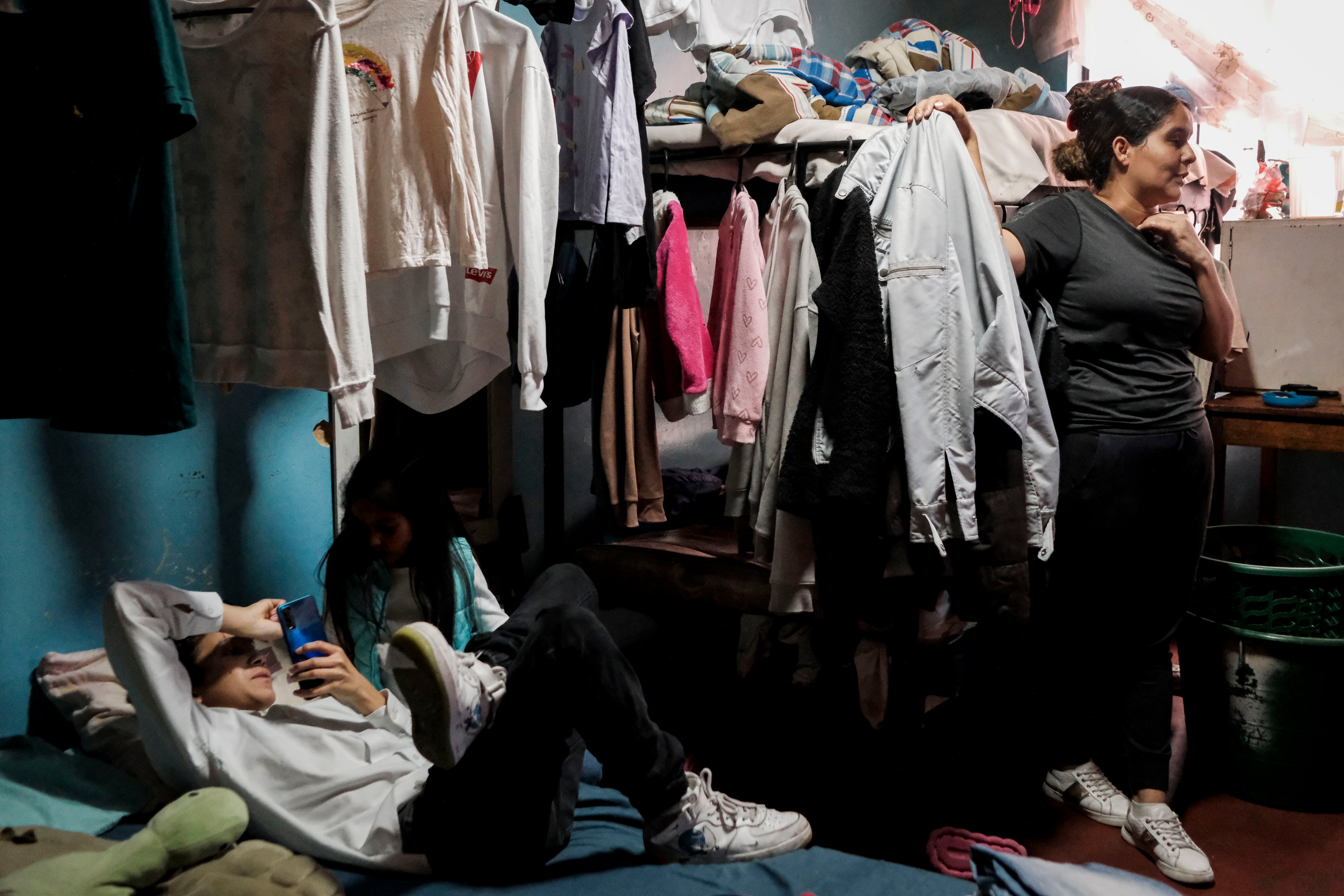 Carolina Rojas en la habitación en la que vive con sus cuatro hijos. 
