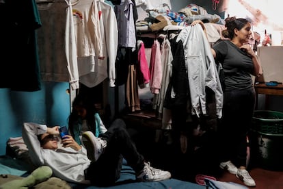 Carolina Rojas en la habitación en la que vive con sus cuatro hijos. 