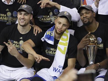 Thompson, Curry e Durant, com o troféu de melhor contribuição ao jogo.