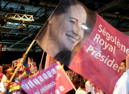 Simpatizantes socialistas levantan una bandera con la cara de Royal el domingo en un mitin a las afueras de París.