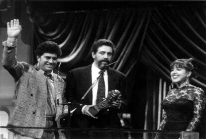 <b>1990. </b>Por primera vez se entregan los nuevos goyas (de dos kilos de peso), que jubilan a los que pesaban siete. Rafaela Aparicio gana el premio a la mejor actriz dos años después de haber recibido el Goya honorífico, y Jorge Sanz, el de mejor actor; entre ellos hay una diferencia de edad de 63 años. 'El sueño del mono loco', dirigida por Fernando Trueba (en la imagen con Pedro Almodóvar y Loles León), se lleva seis premios: a mejor película, dirección, guión adaptado, producción, fotografía y montaje.