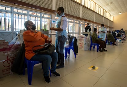 Una mujer recibe la vacuna en el hospital Chris Hani Baragwanath Academic en la ciudad de Soweto, en Sudáfrica, el pasado lunes.