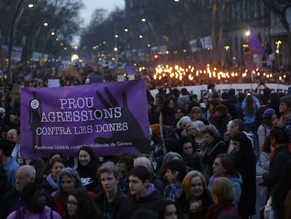 Pancarta contra las agresiones sexuales en la manifestación por el Día de la Mujer en Barcelona.