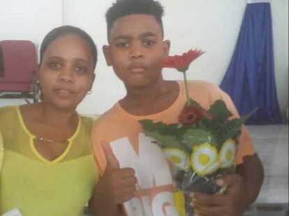 Rafaela e o filho João Pedro, uma das vítimas de operações na pandemia.