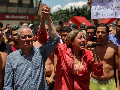 El padre y hermana del diputado venezolano Juan Requesens en una manifestación de apoyo en Caracas, Venezuela. 