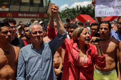 El padre y hermana del diputado venezolano Juan Requesens en una manifestación de apoyo en Caracas, Venezuela. 