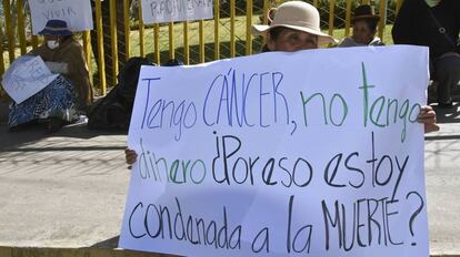 Pessoas com câncer se manifestam por melhores tratamentos em La Paz (Bolívia)
