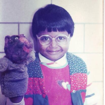 “Era todo sonrisas porque tenía que ir a la escuela y ser yo misma. 62 millones de chicas no tienen esa oportunidad. Acabemos con eso”, este mensaje por la escolarización de las niñas de todo el mundo acompañaba la foto de su niñez de esta actriz. <strong>Pista:</strong> es actriz y cómica y su más reciente serie de televisión lleva su nombre.