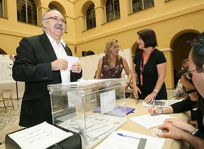 El presidente de ERC y vicepresidente de la Generalitat, Josep Lluís Carod-Rovira, ha votado en la sede de la Diputación de Tarragona, donde ha manifestado su "preocupación" por el hecho de que pueda producirse un alto nivel de abstención y, en este sentido, ha recordado que votar es un ejercicio que sirve para "revitalizar la credibilidad en el sistema democrático". "La gente que vivió el franquismo sabe perfectamente que votar no cansa nunca", ha declarado.