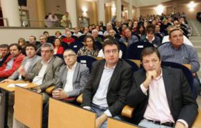 El presidente del Principado de Asturias, Javier Fernández (d), y el secretario de Organización del PSOE, Óscar López (2d), en la Primera Cumbre Socialista de la Minería del Carbón que se celebró hoy en Mieres.