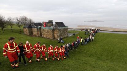 Profesionales y voluntarios durante la b&uacute;squeda del peque&ntilde;o Mikaeel Kular en la zona de Silver Knowes, en Edimburgo. 