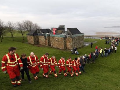 Profesionales y voluntarios durante la b&uacute;squeda del peque&ntilde;o Mikaeel Kular en la zona de Silver Knowes, en Edimburgo. 