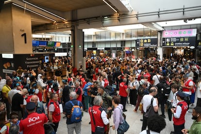 Pasajeros y personal de información, en la estación parisina de Montparnasse este viernes.