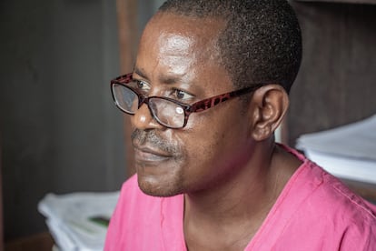 Walikale es una localidad situada en la provincia de Kivu del Norte, al este de la República Democrática del Congo (RDC). A pesar de ser la región más extensa de la provincia, con más de 23 kilómetros cuadrados, Walikale se caracteriza por su complejo acceso, ya que las carreteras principales están muy deterioradas. Para las mujeres embarazadas de las aldeas remotas del territorio, las largas distancias y la falta de infraestructuras de transporte suponen una barrera para acceder a la atención prenatal y a los centros sanitarios, algo que desalienta la búsqueda de atención temprana. Como consecuencia, muchas mujeres, sobre todo las que tienen embarazos de alto riesgo o complicados, mueren en el camino o al llegar al hospital.
En la fotografía, tomada el 22 de febrero, Séraphin Kikwabantu, que es desde 2021 jefe del departamento de ginecología-maternidad del hospital general de referencia Walikale, apoyado por la organización Médicos Sin Fronteras (MSF). "Mi madre murió de una hemorragia posparto porque no había hospital donde vivíamos. Eso me dolió mucho. Quería hacer este trabajo para ayudar a las mujeres y contribuir a salvar a esas madres", relata Kikwabantu.