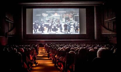 Una proyección en una sala de cine.