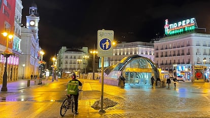 Un repartidor de comida a domicilio, en la Puerta del Sol después del toque de queda.