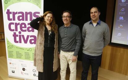 Alfonso Unceta (centro), entre Carlos Cerqueira y Anne Gombault en la conferencia de Transcreativa en San Sebastián. 