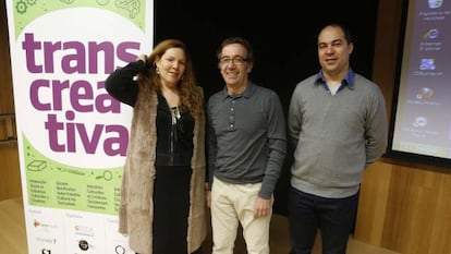 Alfonso Unceta (centro), entre Carlos Cerqueira y Anne Gombault en la conferencia de Transcreativa en San Sebastián.
