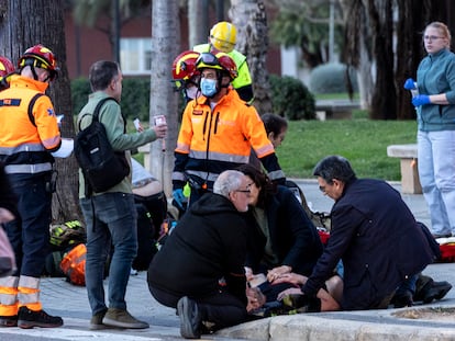 Varios vecinos reciben asistencia por parte de los servicios de emergencia, esta tarde en Valencia.