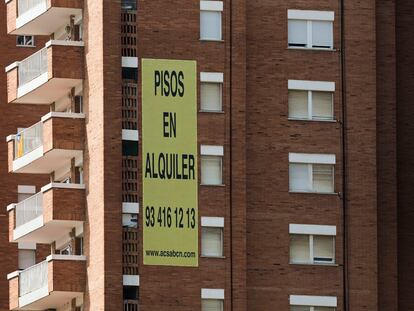 Un cartel de pisos de alquiler en Barcelona, el pasado 12 de noviembre.