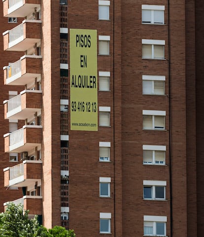 Un cartel de pisos de alquiler en Barcelona, el pasado 12 de noviembre.