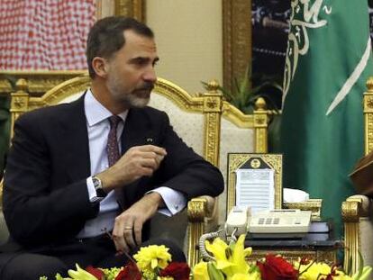 El rey Felipe VI durante el encuentro mantenido con el pr&iacute;ncipe Faisal Bin Bandar Bin Abdulaziz Al-Saud, gobernador de Riad, a su llegada hoy el aeropuerto internacional rey Jaled de Riad.