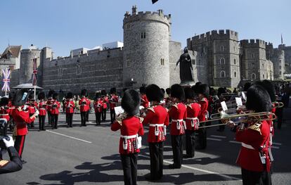 A banda da rainha toca no exterior do castelo de Windsor.