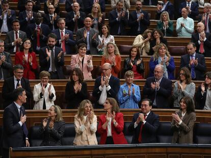 Los diputados del PSOE y los ministros de Gobierno aplauden a Pedro Sánchez.
