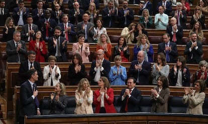 Los diputados del PSOE y los ministros de Gobierno aplauden a Pedro Sánchez.