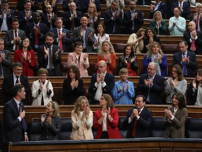 Los diputados del PSOE y los ministros de Gobierno aplauden a Pedro Sánchez.
