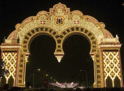 'La Portada' del recinto ferial es la entrada al área de casetas. El arranque de la Feria viene marcado por "el Encendido". Miles de bombillas (este año 370.000) se encienden simultáneamente entre los aplausos y ovaciones de los congregados. Cada año la Portada está dedicada a un tema. En 2007, se celebra el centenario del Real Betis Balompié, equipo de fútbol local.