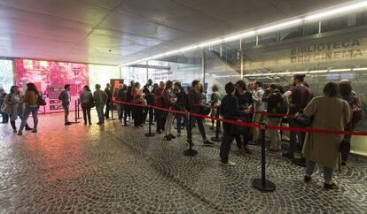 Acceso principal de la Filmoteca de Barcelona, en El Raval, con asistentes haciendo cola para asistir la inauguración del FICAB.