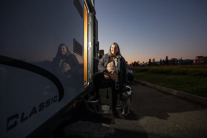 Cristina, arquitecta argentina retirada que posa junto a su perro 'Zimi' a la puerta de su caravana. Ella ha vivido a temporadas tanto en España como fuera del país.