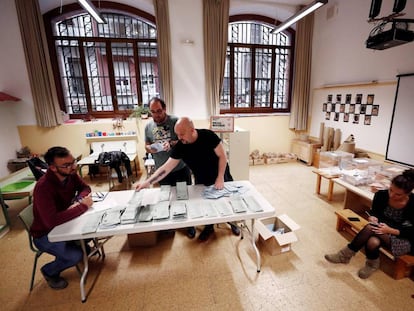 Los integrantes una mesa electoral proceden al recuento de las papeletas al Parlamento Europeo en un colegio electoral de Pamplona.