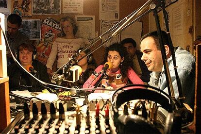 Un grupo de enfermos mentales realiza un programa de radio en Barcelona.