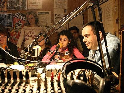 Un grupo de enfermos mentales realiza un programa de radio en Barcelona.