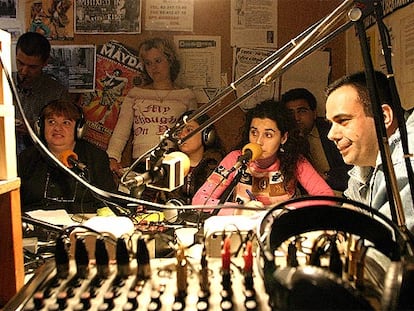 Un grupo de enfermos mentales realiza un programa de radio en Barcelona.